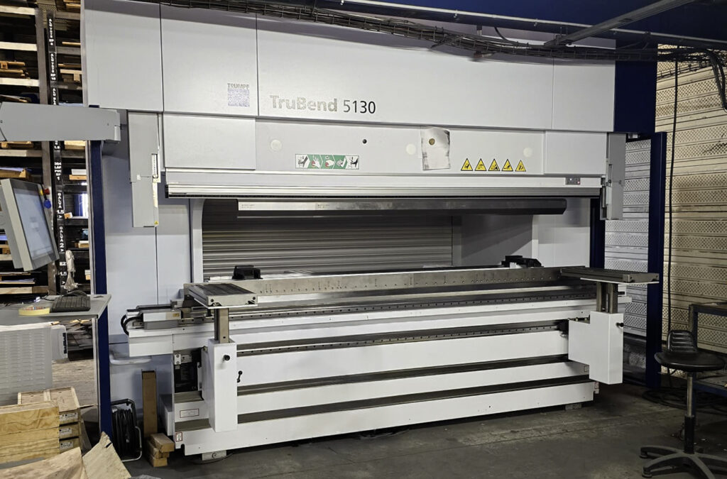 Presse plieuse industrielle dans l’atelier Laser Socmel