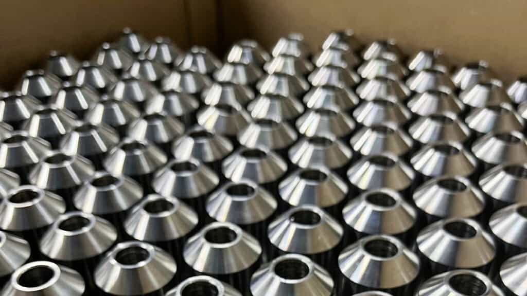 Série de pièces métalliques usinées