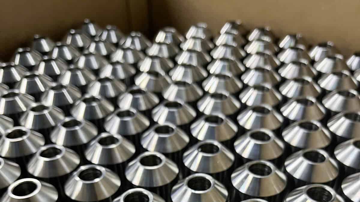 Série de pièces métalliques usinées